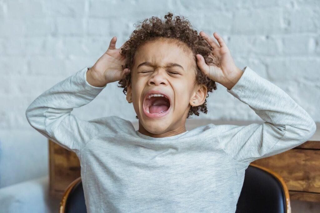 Schreiender Junge Kopfschmerzen bei Kindern