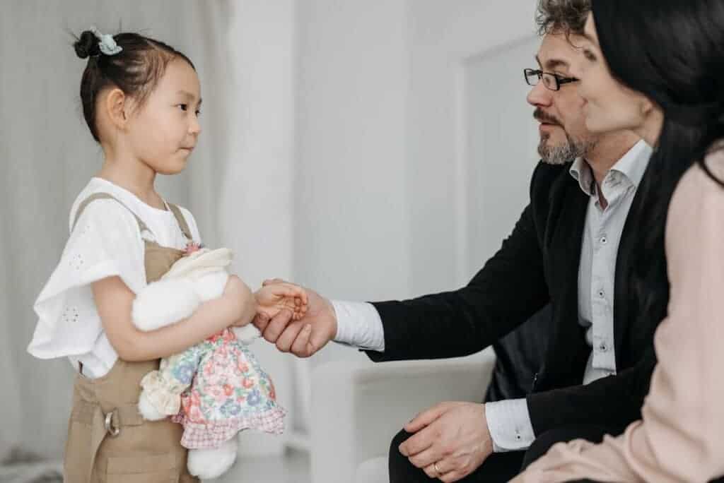 Eltern sprechen mit Tochter Kopfschmerzen bei Kindern 