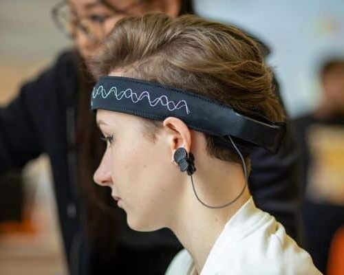 Frau mit Migräne nach MRT