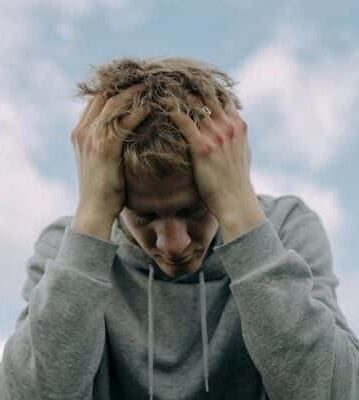 Mann mit Kopfschmerzen am Hinterkopf hat Tumor