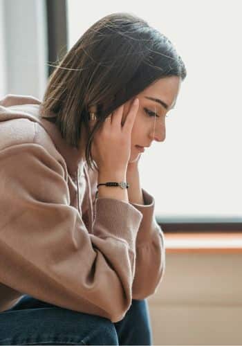 Frau hat Kopfschmerzen am Hinterkopf und Angst vor Tumor